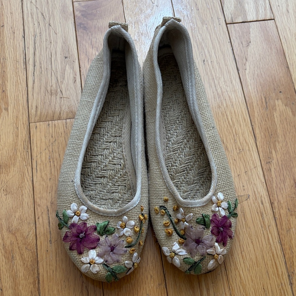 Floral Embroidered Beige Flats